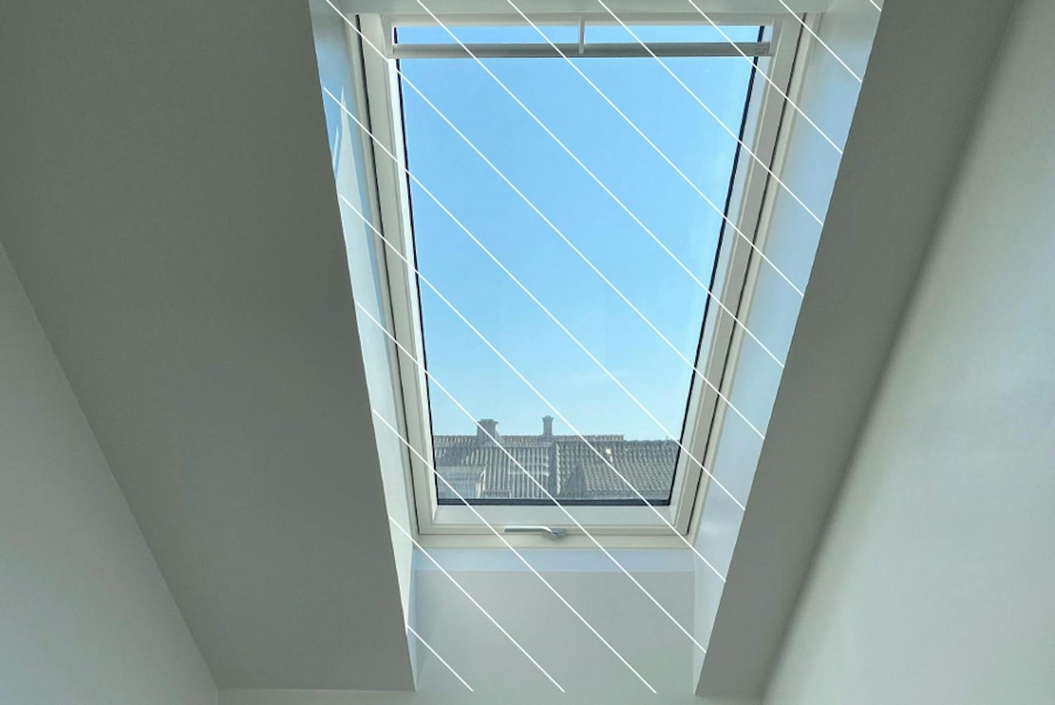 Et vindu i skråtaket øker ståhøyden i rommet så mye at du med plassering av toalettet under vinduet vil kunne lage et toalettrom eller et bad i et rom med skråtak. Et vindu i skråtaket øker ståhøyden i rommet så mye at du med plassering av toalettet under vinduet vil kunne lage et toalettrom eller et bad i et rom med skråtak.